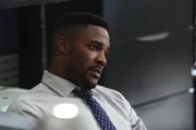 MI6 Officer Reeves (Duane Henry) gibt widerwillig zu, Alkoholiker zu sein.