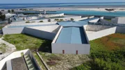 Die Insel Maafushi ist rund einen Kilometer lang und dreihundert Meter breit. Dort leben etwa dreitausend fünfhundert Menschen, von denen ein Drittel im Gefängnis arbeitet - oder darin eingesperrt ist.