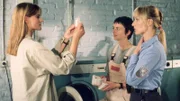 Natascha (Susann Uplegger, li.), die Annika (Sylwia von Wildburg, re.) und Andrea (Jana Becker) aufgefordert hat, sie zur Geschäftspartnerin zu machen, prüft das Falschgeld der beiden.
