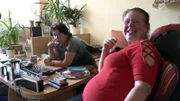 Pamelas (re.) Freude ist groß, als sie unerwartet in den Genuss eines üppigen Geldsegens kommt.