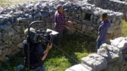 Ein Land wie eine einzige Foto- und Filmkulisse – das ist Istrien: malerische alte Orte, versteckte Buchten, wilde Berge, sanfte Hügel und ringsum das kristallklare Wasser der Adria. Moderator Axel Bulthaupt begegnet einer Region mit vielen Seiten. Er ist auf Abenteuerfahrt unterwegs an der Küste und besucht Orte, die auch im sommerlichen Ferientrubel noch ihren Jahrhunderte alten Charme bewahren. Schäfer Mio und Mao auf Krk / Dreharbeiten