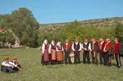 Farbenfrohe Tradition: Stolz präsentieren Kroaten und Kroatinnen in prächtiger Volkstracht ihr kulturelles Erbe.