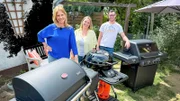 Hendrike Brenninkmeyer (l.) macht zusammen mit Familie Bender (r.) den großen Gasgrill-Check.