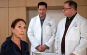 Dr. Philipp Brentano (Thomas Koch, mi.) und Hans-Peter Brenner (Michael Trischan, re.) überbringen Erika Wildenhorst (Daniela Ziegler, li.) die Nachricht, dass die Ärzte ihren Schulterbruch konservativ therapieren und nicht operieren. Erika weiß, dass sich die Ärzte bei einer jüngeren Patientin sehr wahrscheinlich anders entschieden hätten, aber in Erikas Alter "lohnt sich das nicht mehr".