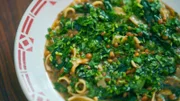 Schnelle Linsen-Nudelsuppe.