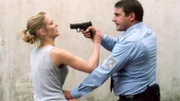 Hendrik (Ulrich Drewes) erkennt, dass er von Britta (Stefanie Japp) reingelegt wurde und versucht mit ihr als Geisel zu fliehen...