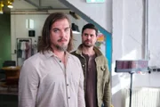 David (Diego Seyfarth, l.) muss bitter die ersten Folgen von Tobias' öffentlicher Anklage tragen. Rechts Paco (Milos Vukovic)