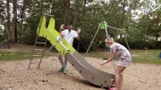 Jasmin und Maik verbringen mit Lennox Zeit auf dem Spielplatz. Bald muss die schwangere 19-Jährige mit dem Einjährigen und ihrem Ungeborenen in ein Mutter-Kind-Heim ziehen..