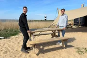 Malte Rabe und Leonard Reinhardt haben für ihre Strandgastronomie in Wremen extra Sand aufgeschüttet.