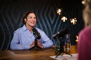 Rita Gabler (l.) und Monika Gruber während ServusTVs „Die Gruaberin - Vodcast“ in Salzburg, Österreich am 23. April, 2025.