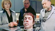 Welche Identität steckt hinter diesem Kopf? Gil (William Petersen, M.), Catherine (Marg Helgenberger) und Dr. David Robbins (Robert David Hall) sind ratlos.