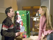 MDR Fernsehen IN ALLER FREUNDSCHAFT FOLGE 331, "Ihr Kinderlein kommet", am Montag (23.12.13) um 00:50 Uhr. Arzu (Arzu Bazmann, rechts) ist neugierig, was Philipp Brentano (Thomas Koch, links) vom Weihnachtseinkauf mitgebracht hat. Philipp verr&auml;t aber nichts, denn schlie&szlig;lich soll es ja eine Weihnachts&uuml;berraschung f&uuml;r Arzu sein.