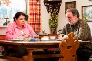 Monika (Christine Reimer) macht sich Sorgen, ob Sophia einen Partner braucht und Stadlbauer (Andreas Geiss) versucht, sie zu beruhigen.