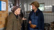 Lioba (Lisbeth Felder) sieht den neuen Brennkessel kritischer als Bea (Christiane Brammer, re.).
