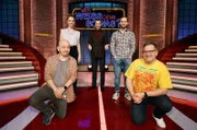 Moderator Kai Pflaume (M.) und seine Rateteam-Kapitäne Bernhard Hoëcker (l.) und Elton (r.) begrüßen in dieser Sendung die "Sturm der Liebe"-Stars, die Schauspielerin Christina Arends (2.v.l.) und den Schauspieler Arne Löber (2.v.r.).