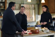 Ein angeblicher Kunstdieb versucht Erin (Bridget Moynahan, r.) noch immer von seiner Unschuld zu überzeugen. Sie bittet Frank (Tom Selleck, l.) und Danny (Donnie Wahlberg, M.) um Rat ...