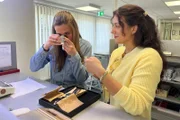 Begleitet von Pfandleiherin Denise Gürmann (l.) taucht Reporterin Dana Céline Koop in die oft unterschätzte Welt der Pfandleihhäuser ein.