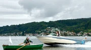 Emma Rau (Emma Preisendanz, r.) kann bei ihrer Amokfahrt gerade noch einem Fischerboot ausweichen.