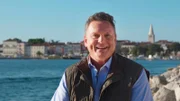 Ein Land wie eine einzige Foto- und Filmkulisse – das ist Istrien: malerische alte Orte, versteckte Buchten, wilde Berge, sanfte Hügel und ringsum das kristallklare Wasser der Adria. Moderator Axel Bulthaupt begegnet einer Region mit vielen Seiten. Er ist auf Abenteuerfahrt unterwegs an der Küste und besucht Orte, die auch im sommerlichen Ferientrubel noch ihren Jahrhunderte alten Charme bewahren.