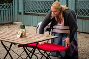 Ulla (Sabrina Dietel, KDL) "reserviert" mit einer Decke einen Tisch für Rosi.