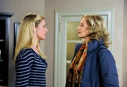 ARD ROTE ROSEN FOLGE 1462, am Mittwoch um 14:10 Uhr im ERSTEN. Claudia (Mignon Remé, r.) fordert Jule (Kim-Sarah Brandts, l.) auf, sich von Sönke zu trennen.