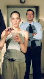 Britta (Stefanie Japp) behauptet vor Hendriks (Ulrich Drewes) Augen, ihrem Leben ein Ende setzen zu wollen und schluckt scheinbar Gift...