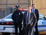 Ein sechs bzw. acht Jahre zurückliegender Auftragsmord beschäftigt Danny (Donnie Wahlberg, M.) und seinen Kollegen Sam (Teddy Sears, r.). Können sie den Fall endlich abschließen?