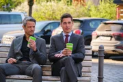 Ringo (Timothy Boldt, r.) nimmt sich Easys Ansage zu Herzen und stellt sein Geschäftsverhalten infrage. Links Benedikt (Jens Hajek)