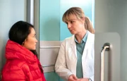 Lilly Phan (Mai Duong Kieu, links) outet sich als angehende Neurochirurgin und bewundert Dr. Lea Peters (Anja Nejarri). Sie bittet Lea assistieren zu dürfen. Doch Lea hat daran kein großes Interesse und kann das auch rechtlich nicht zulassen.
