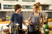 Lotte (Anne Sophie Triesch, r.) und Paul (Julian K&ouml;nig, l.) kochen gemeinsam.