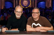Rateteam-Kapitän Elton (r.) und der Fernsehmoderator, Sportreporter und Musiker Reinhold Beckmann (l.) bilden ein Rateteam.