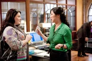 "Drop Dead Diva", "Wer bist du?." Deb alias Jane wird mit Janes' Vergangenheit konfrontiert. Ein Fall aus dem vergangenen Jahr wird neu aufgerollt. Sie bricht vor Gericht in Tränen aus und hat sich auch sonst emotional nicht unter Kontrolle. Dies bringt ihr eine Ordnungshaft ein. Während Kim und Grayson wieder gemeinsam an einem neuen Fall arbeiten. Sie vertreten eine Frau, deren Mann unter einer Persönlichkeitsstörung leidet.Im Bild (v.li.): Brooke Elliott (Jane Bingum), Margaret Cho (Teri Lee)