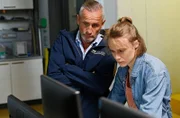Paul Schott (Tim Wilde, l.) und Lenka Kurilowa (Anke Retzlaff, r.) versuchen das Rätsel um einen Einbruch zu lösen.