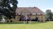 Märchenreise-Reporterin Clarissa versucht, das Leben einer echten Magd nachzuempfinden. War es wirklich so hart?