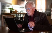 Otto Stein (Rolf Becker) macht sich Sorgen um seine Gesundheit und begibt sich im Internet auf Recherche.