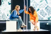 Alles klar! Greta (12) mit Maus-Expertin Siham El-Maimouni. Greta (12) möchte wissen: „Wie stellt man sicher, dass die QR-Codes immer unterschiedlich sind, also dass es nicht zwei gleiche gibt?“