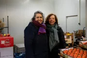 Von links: Günes Seyfarth mit Autorin Constanze Hegetusch.