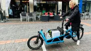 Weinhändlerin Antje Griepenburg liefert ihre Bestellungen aus.
