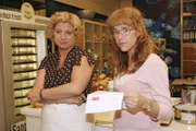 Als Lisa (Alexandra Neldel, r.) Agnes' (Susanne Szell, l.) Entlassungsbrief liest, steigt in ihr die Wut auf Richard auf. Dieses Foto von Alexandra Neldel darf nur in Zusammenhang mit der Berichterstattung über die Serie "Verliebt in Berlin" veröffentlicht und verbreitet werden.