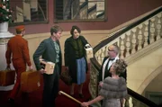 Axel (Morten Hee Andersen, 2.v.l.) und Birthe (Maria Rossing, Mi.) versuchen, Herrn Lundahl (Johan Rheborg, 2.v.r.) und seine Frau (Lotten Roos, re.) von den „Carmen Curlers“ zu überzeugen.