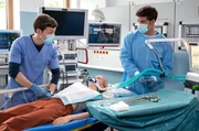 Ein Lungenflügel der Patientin Hella Kurtschik (Louise Sophie Arnold, M.) ist blockiert. Florian Osterwald (Lion Wasczyk, l.) und Ben Ahlbeck (Philipp Danne, r.) müssen intubieren. Ein Lungenflügel der Patientin Hella Kurtschik (Louise Sophie Arnold, M.) ist blockiert. Florian Osterwald (Lion Wasczyk, l.) und Ben Ahlbeck (Philipp Danne, r.) müssen intubieren.