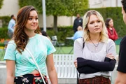 v.li.: Erica Goldberg (Hayley Orrantia), Ren (Kelli Berglund).