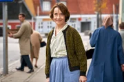 Birthe (Maria Rossing) versucht, Passanten in Axels Laden zu locken.