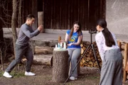 Lien und Leon helfen Maja dabei, ein Video zu drehen. Von links: Leon (Joel Akgün), Maja (Godiva Adela), Lien (Nui Nguyen).