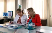 Sarah Marquardt (Alexa Maria Surholt, re.) hat mitbekommen, dass eine renommierte Münchner Klinik an Dr. Lea Peters (Anja Nejarri, li.) interessiert ist. Um Lea ihre Entscheidung etwas leichter zu machen, bietet Sarah ihr eine Oberarztstelle an der Sachsenklinik an.