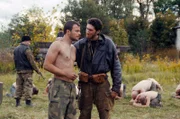Als Babic (Toni Prince, Mi.) herausfindet, dass Zoran (Cedomir Djordjevic, re.) seinen Vater kennt, versucht er eine Verbindung zu ihm herzustellen.