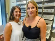 Melanie (r.) zusammen mit ihrer Shoppingbegleitung Laura.