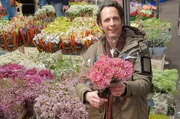 Jo Hiller recherchiert auf dem Hamburger Blumengroßmarkt über die Produktion und den Handel mit Blumen und Pflanzen.