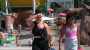 Camping-Neuling Maysofie (li.) ist sportlich sehr ambitioniert. Kann der Campingplatz Marina di Venezia da mithalten?  (Foto, re.: Tochter Mia)