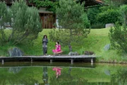l.: Gloria Kmeiner (Andrea Eckert), r.: Suri Advani (Maddalena Noemi-Hirschal))
